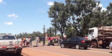 Vecinos de Wanda realizan una manifestación en la ruta 12 ante un inminente desalojo.