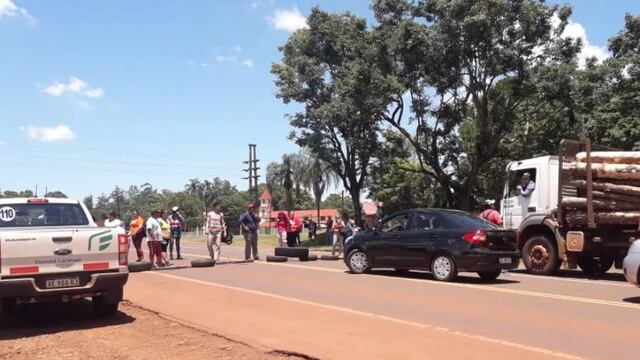 Vecinos de Wanda realizan una manifestación en la ruta 12 ante un inminente desalojo.