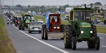 “Tractorazo” en Córdoba contra la suba de las retenciones.
Marchan en caravana hasta avenida Circunvalación y ruta 36. (Nicolás Bravo/ La Voz)