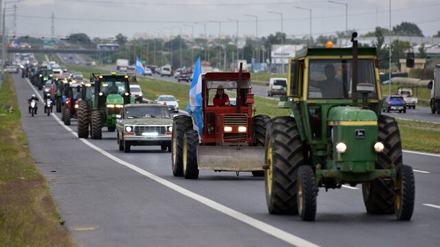 “Tractorazo” en Córdoba contra la suba de las retenciones.
Marchan en caravana hasta avenida Circunvalación y ruta 36. (Nicolás Bravo/ La Voz)