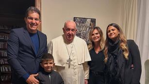 Amalia Granata y Leo Squarzon visitaron al papa Francisco y le pidieron la bendición de sus anillos de compromiso.