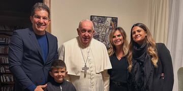 Amalia Granata y Leo Squarzon visitaron al papa Francisco y le pidieron la bendición de sus anillos de compromiso.