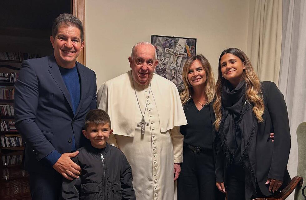 De la mano del papa Francisco: Amalia Granata dijo que se casó con Leo Squarzon