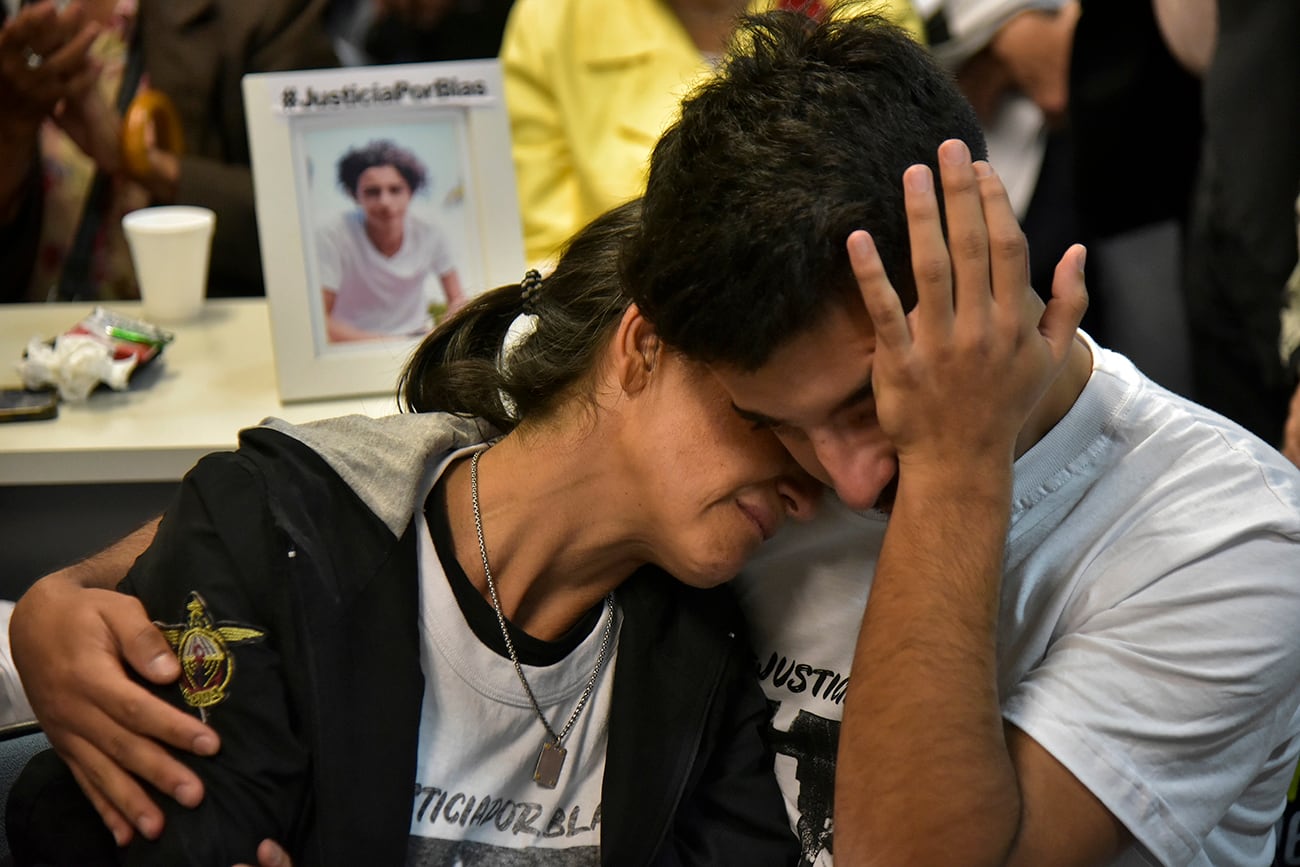 Soledad Laciar, madre de Blas Correas, durante la lectura de la sentencia en el juicio por el asesinato de su hijo.  (Facundo Luque / La Voz)