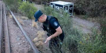 Hallaron un cuerpo calcinado en Guaymallén, al costado de las vías del tren.