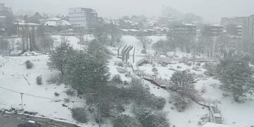 Con una sensación térmica de -6 grados, la ciudad de Ushuaia fue teñida de blanco durante gran parte del sábado.