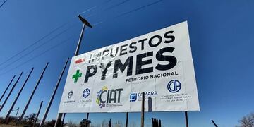 La carterlería que está en la ruta 40 con el mensaje dirigido a los gobiernos nacional y provincial: "Menos impuestos, más pymes"