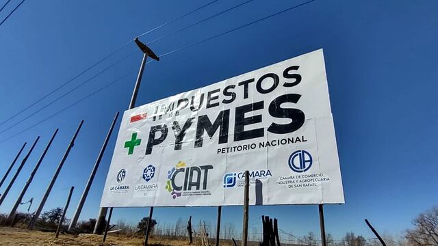 La carterlería que está en la ruta 40 con el mensaje dirigido a los gobiernos nacional y provincial: "Menos impuestos, más pymes"