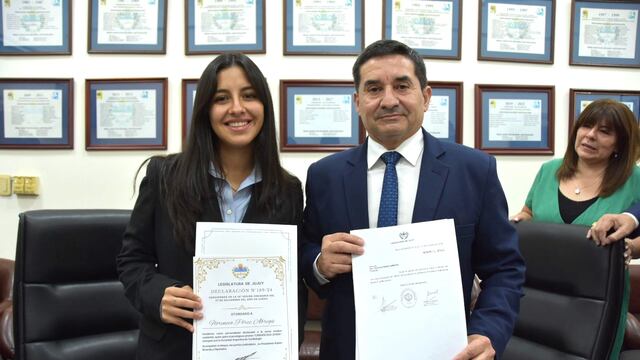 Florencia Pérez Abregú, médica residente; y Pablo Clementi, jefe del Servicio de Cardiología de un sanatorio privado local, con sus respectivas declaraciones de "Personalidad destacada" que les otorgó la Legislatura de Jujuy.