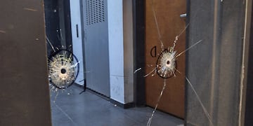 Los proyectiles perforaron el cristal de la puerta principal sobre Castellanos al 1500.