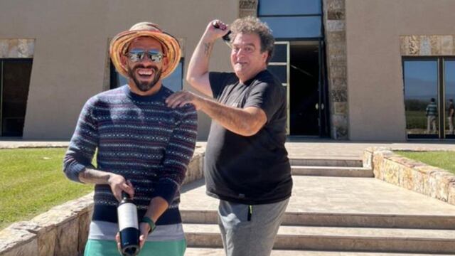 Carlos Tevez de bodega en bodega por Mendoza.