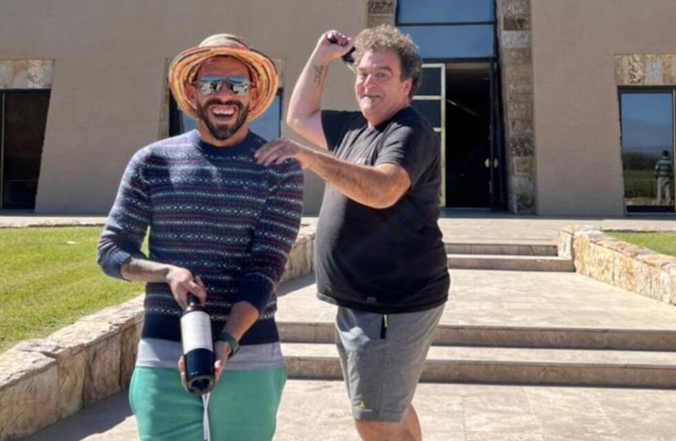 Carlos Tevez de bodega en bodega por Mendoza: “En la catedral del vino”