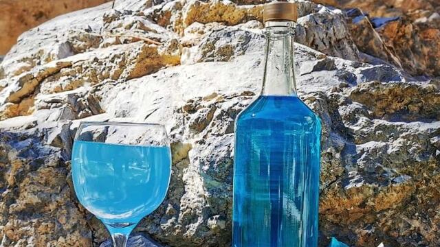 El gin Perséfone tiene una característica distintiva: su color turquesa intenso.