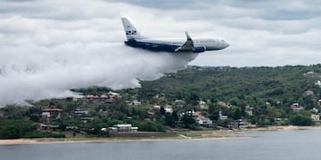 El boeing 737 de Santiago del Estero realizó descargas sobre el dique San Roque en la previa de colaborar con los incendios en Guasapampa. (Gentileza)