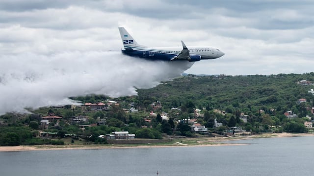 El boeing 737 de Santiago del Estero realizó descargas sobre el dique San Roque en la previa de colaborar con los incendios en Guasapampa. (Gentileza)