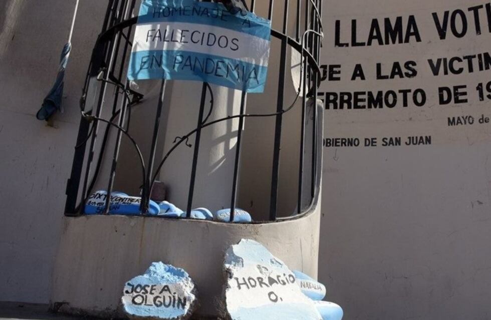 Las piedras que dejaron los familiares de víctimas del coronavirus quedarán en la Llama Votiva