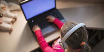 El joven de 24 años simuló tener la misma edad que la pequeña para tener contacto con ella.