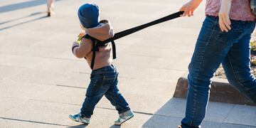 Paseó a su hijo con una correa en Córdoba. (Imagen Ilustrativa)