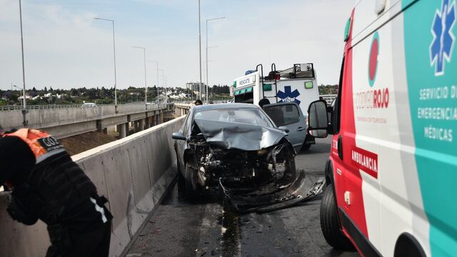 Dos autos impactaron de frente en la avenida Circunvalación, a la altura del estadio Mario Alberto Kempes. (Pedro Castillo/La Voz)