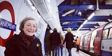 Margaret McCollun visita la estación de metro Embankment todos los días para escuchar y recordar a su difunto esposo, Oswald, quien grabó el anuncio "Mind the Gap" en 1950.