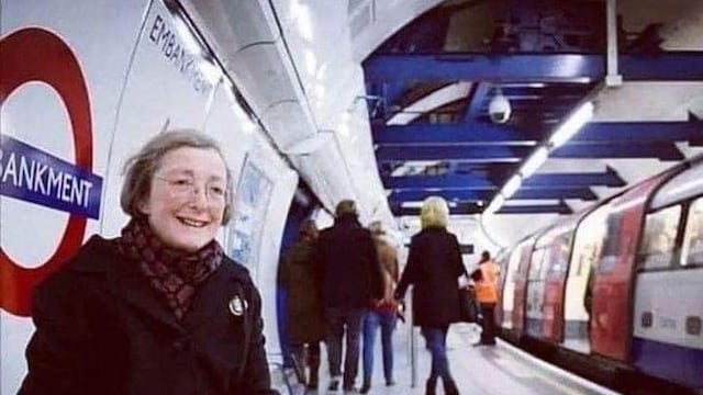 Margaret McCollun visita la estación de metro Embankment todos los días para escuchar y recordar a su difunto esposo, Oswald, quien grabó el anuncio "Mind the Gap" en 1950.