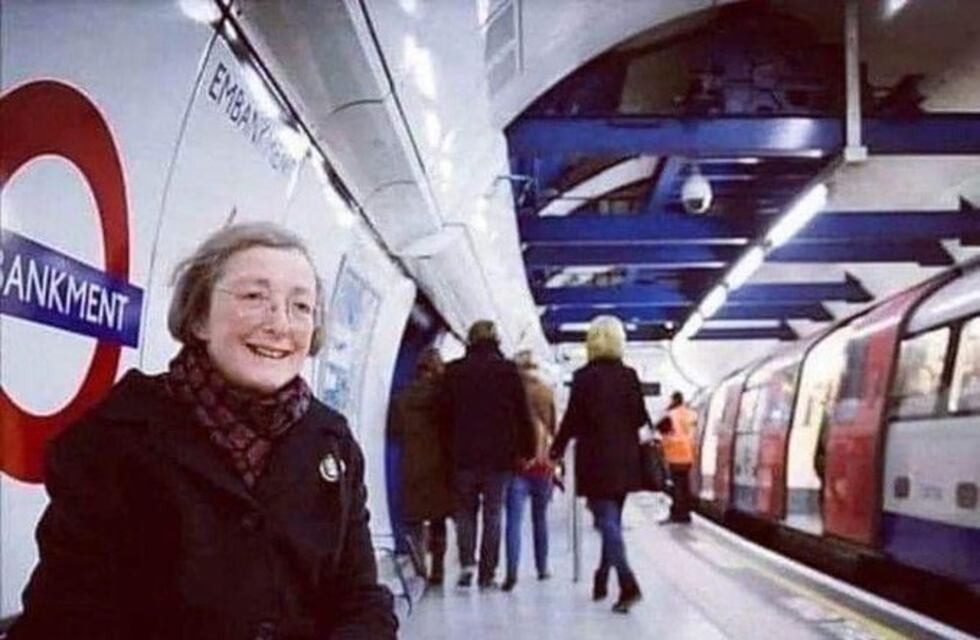 Una viuda va todos los días a la estación del subte a escuchar la voz de su difunto esposo