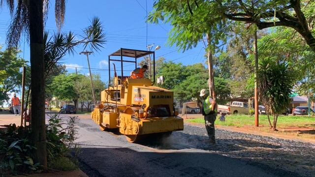 Realizan obras de asfalto sobre empedrado en Iguazú