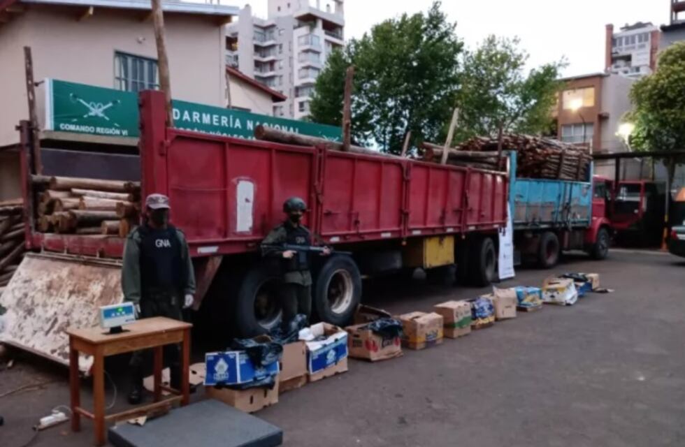 Un camión que transportaba Eucaliptos tenía escondidos 300 kilos de marihuana