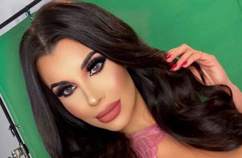 Charlotte Caniggia hizo un adelanto para su página para adultos desde una escalera y con un osado traje