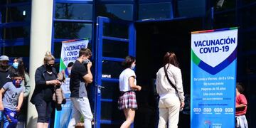Con distintas edades, la población de Córdoba continúa en campaña de vacunación  (José Hernández/ La Voz).