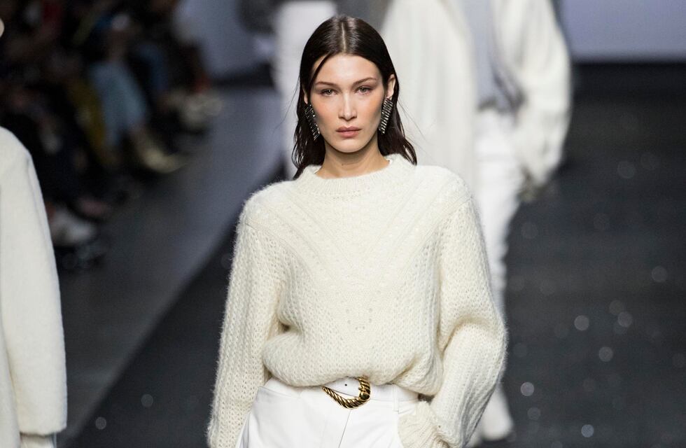 Bella Hadid sorprendió con un look total blue desde la playa