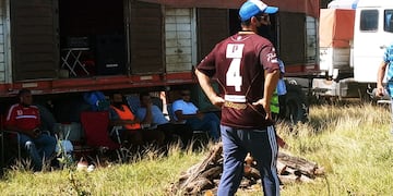 Camioneros autoconvocados continúan con el paro en la intersección de la Ruta 3 y 228.