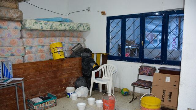 Una imagen demostrativa del estrago que provocan las goteras de los techos en la hospedería de Manos Abiertas Jujuy: recipientes de todo tamaño para evitar que el agua inunde los pisos.