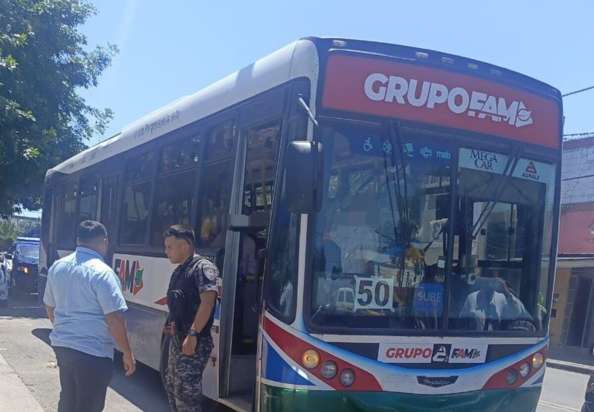 Córdoba: pagó el colectivo con la tarjeta de discapacidad de su hijo y le pegó al chofer
