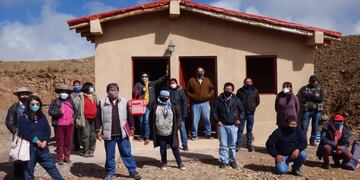 Autoridades y miembros de la comunidad recibieron las llaves del bloque sanitario construido en las Serranías del Hornocal.