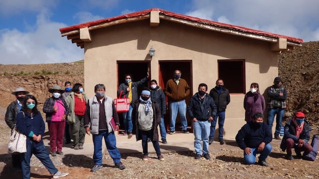 Autoridades y miembros de la comunidad recibieron las llaves del bloque sanitario construido en las Serranías del Hornocal.