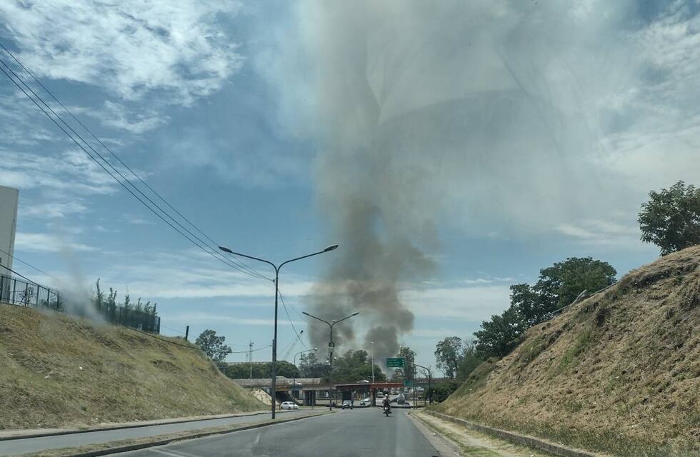 Vecinos de Rosario convocan una protesta en el Monumento por el humo: “No podemos respirar”