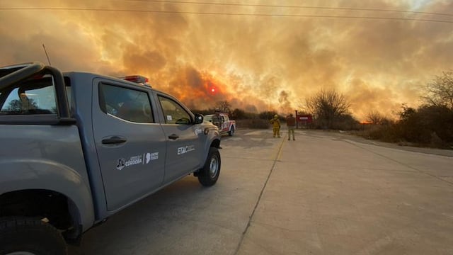 El incendio en la zona de Malagueño es combatido por los bomberos. (La Voz)