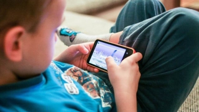 Los peligros que puede ocasionar darle un celular a un niño