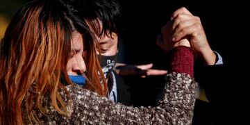 Una pareja baila tango en protesta. (AP)