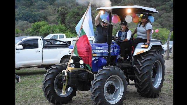Agricultura Familiar hizo entrega de un tractor a mujeres campesinas de los perilagos, en El Carmen, provincia de Jujuy.