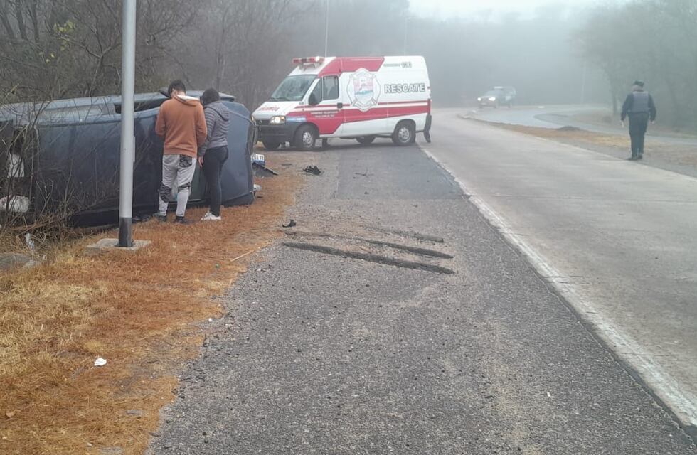 Carlos Paz: volcó un auto en la variante Costa Azul