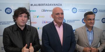 El excandidato presidencial José Luis Espert, junto a Javier Milei y el mendocino Luis Rosales dieron una conferencia de prensa en la sede del PD en la ciudad de Mendoza. El incidente ocurrió en una concentración en la Plaza Independencia.