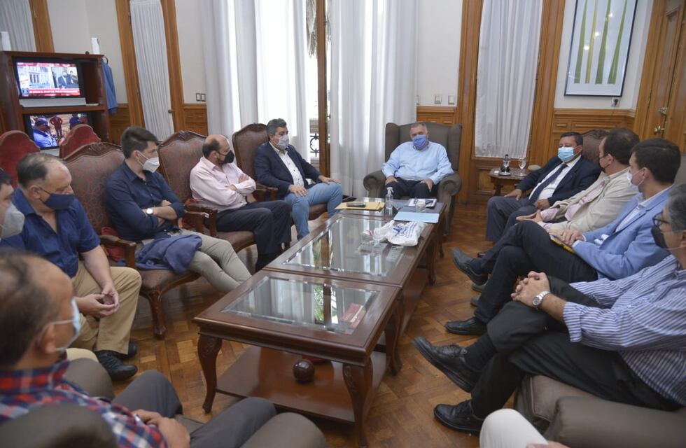 Jaldo recibió a dirigentes de cinco equipos tucumanos de básquet que participarán en la Liga Federal