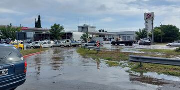 Anegamiento en avenida Circunvalacióny Juan B. Justo, a la altura de barrio Los Gigantes.