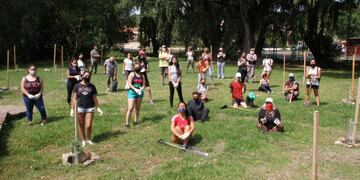 Más de 40 voluntarios se capacitaron y plantaron nativas en Carlos Paz. (Foto: prensa / Municipalidad VCP).