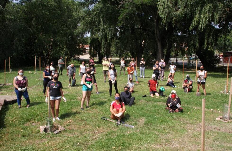 Más de 40 voluntarios se capacitaron y plantaron especies nativas en Carlos Paz