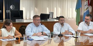 Germán Bottero, secretario de Gobierno y Modernización; el fiscal Municipal, Matías Gentinetta y Silvina Bravino, secretaria de Hacienda y Finanzas, junto con los concejales, analizando la causa del Banco Nación, por la que no pagará el DREI por 6 meses