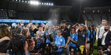 Los festejos de Belgrano, campeón de la Primera C de la AFA, con Romina Gómez protagonista (Fotografías de Facundo Luque).
