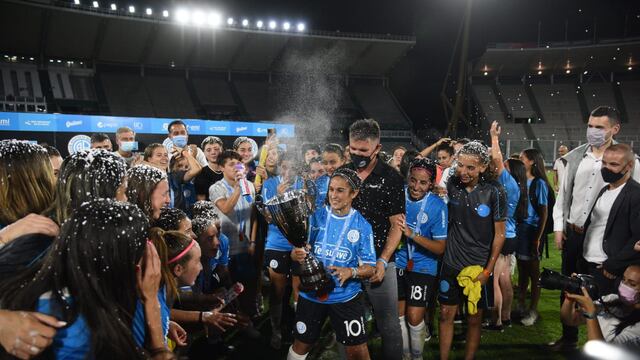 Los festejos de Belgrano, campeón de la Primera C de la AFA, con Romina Gómez protagonista (Fotografías de Facundo Luque).